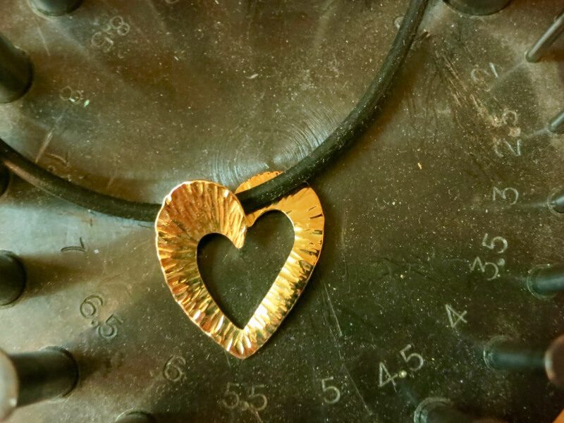 Adam Goldschmiede - Im Kundenauftrag gefertigtes Herz aus 750 Gold mit Hammerschlagmuster