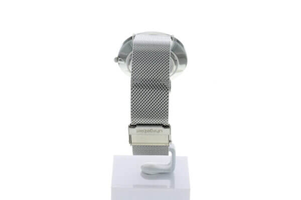 Hagen Uhr HagenUhr36MB in Edelstahloptik in 36mm Durchmesser mit Milanese Armband - Detailaufnahme von der Schließe und dem Milansese Armband