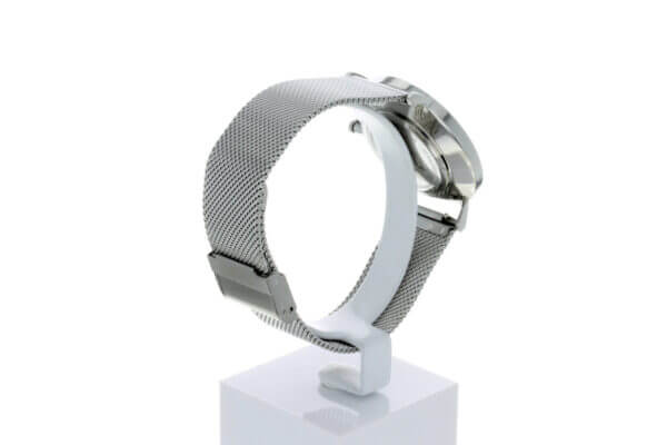 Hagen Uhr HagenUhr36MB in Edelstahloptik in 36mm Durchmesser mit Milanese Armband - Seitlich von Hinten zu sehen