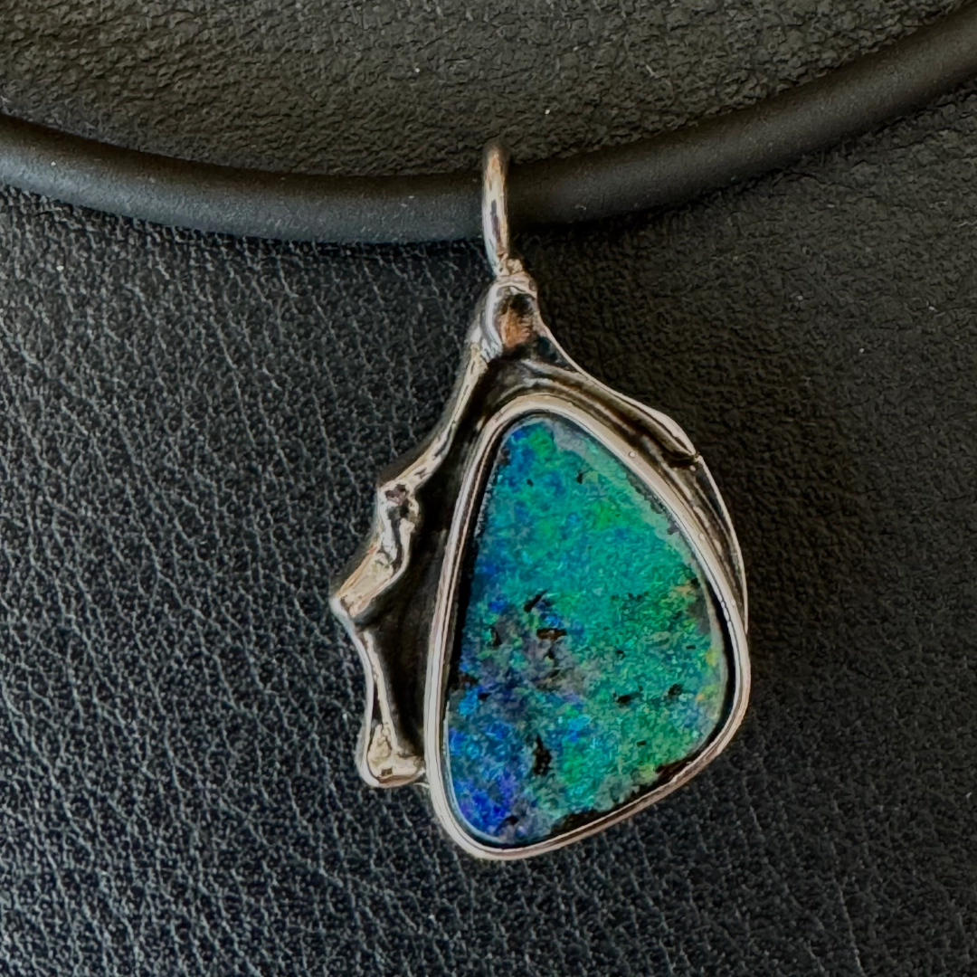 Boulderopal in Sterlingsilber gefasst. Unikat von Burkhard Adam 2026