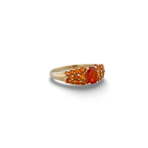 Ring mit roten Steinen - 585 Gold bildet die Basis dieses Rings. Die klassische Form schmiegt sich in jedes Outfit ein.