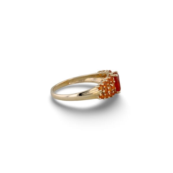 Ring mit roten Steinen - 585 Gold bildet die Basis dieses Rings. Die klassische Form schmiegt sich in jedes Outfit ein.