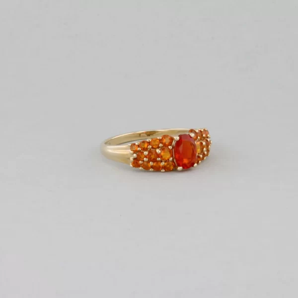 Ring mit roten Steinen - 585 Gold bildet die Basis dieses Rings. Die klassische Form schmiegt sich in jedes Outfit ein.