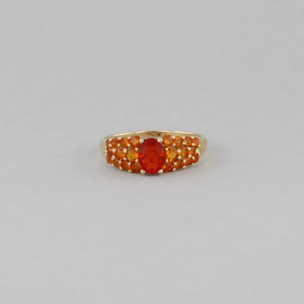Ring mit roten Steinen - 585 Gold bildet die Basis dieses Rings. Die klassische Form schmiegt sich in jedes Outfit ein.