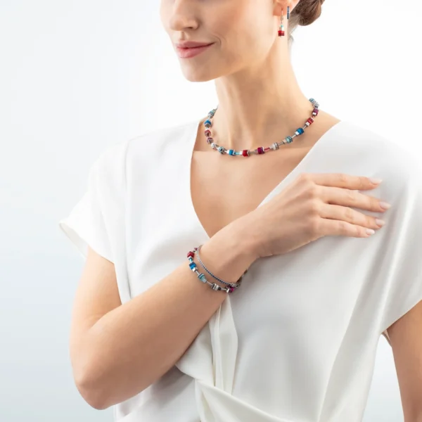 Modell trägt das Armband Modern Future Cube in Blau und Rot von Coeur de Lion – stilvoll kombiniert zu einem modernen Outfit.