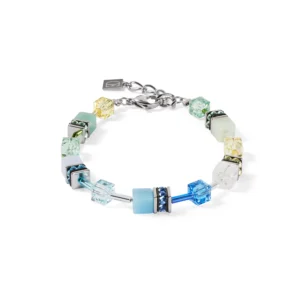 Alternativtext (Alt-Text): GeoCUBE® Iconic Precious Armband in Aqua-Grün von COEUR DE LION – stilvolles Armband aus Amazonit, Chalzedon, Bergkristall und Swarovski® Kristallen, mit silberfarbenen Edelstahl-Elementen, hochwertig verarbeitet und perfekt als Geschenk oder für besondere Anlässe geeignet.