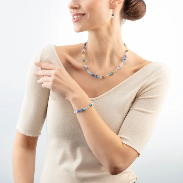 Modell Trägt Halskette und Armban: GeoCUBE® Iconic Precious Armband aqua-grün – Hochwertiges Edelstein-Armband von COEUR DE LION