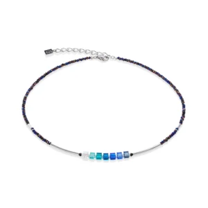 Entdecken Sie die Cube Story Minimalistic Sparkling Halskette in Blau von COEUR DE LION – eine elegante Kette mit funkelnden Swarovski® Kristall-Würfeln in sanften Blautönen und stilvollen Edelstahl-Elementen, die jedem Outfit einen modernen, hochwertigen Akzent verleiht.