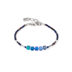 Elegantes Cube Story Minimalistic Sparkling Armband Blau mit funkelnden Swarovski® Kristall-Würfeln und dezentem Ombre-Effekt, modernes Design mit Edelstahl-Elementen – hochwertiger Schmuck von COEUR DE LION für stilbewusste Damen.