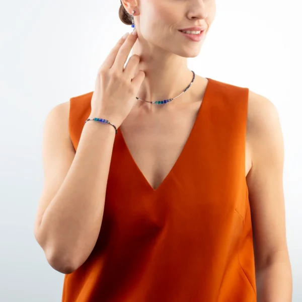 Das Cube Story Minimalistic Sparkling Armband in Blau begeistert durch seine zarten Swarovski® Kristall-Würfel, sanfte Blautöne und einen dezenten Ombre-Effekt.