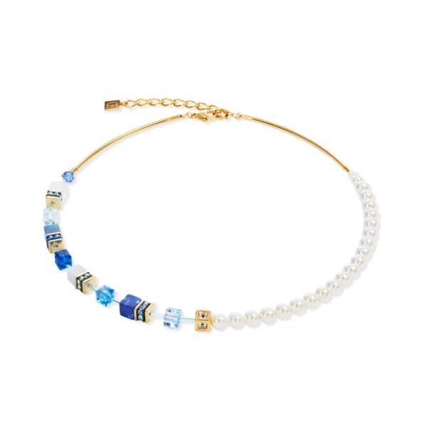 Elegantes Collier GeoCUBE® Precious Fusion Pearls Blau mit hochwertigen Edelsteinen wie Lapislazuli, Chalzedon und Aventurin, kombiniert mit schimmernden Swarovski® Crystal Pearls und goldfarbenem Edelstahl – ein moderner Klassiker für stilbewusste Damen.
