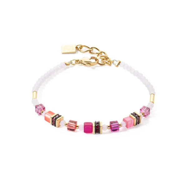 Armband Mini Cubes Magenta von Coeur de Lion – elegantes Damenarmband mit geometrischen Würfeln in Magenta und Gold, stilvoll und modern präsentiert.