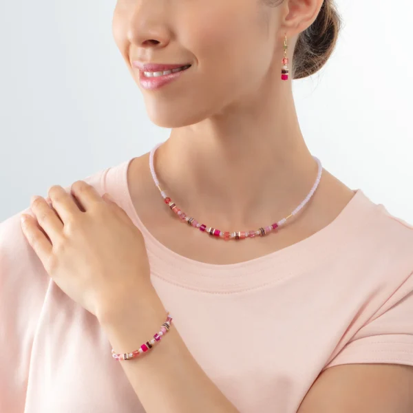 Modell trägt das Armband Mini Cubes Magenta von Coeur de Lion – modernes Damenarmband in Magenta und Silber, stilvoll am Handgelenk präsentiert.