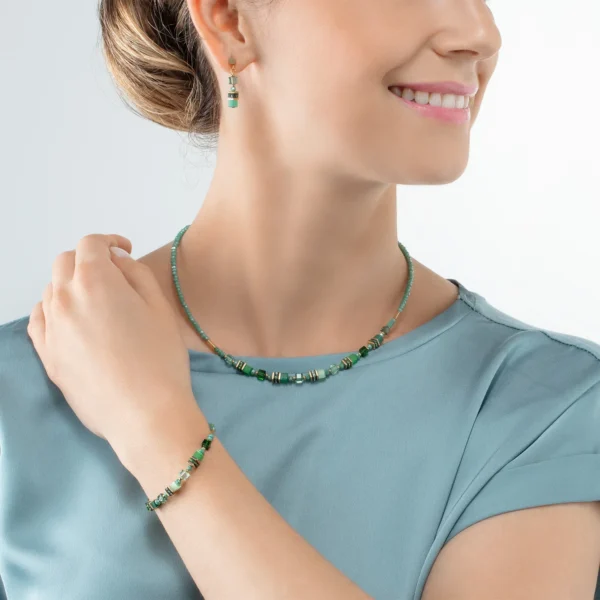 Model trägt das grüne Armband Mini Cubes von COEUR DE LION – eleganter Schmuck als stilvolles Accessoire am Handgelenk.