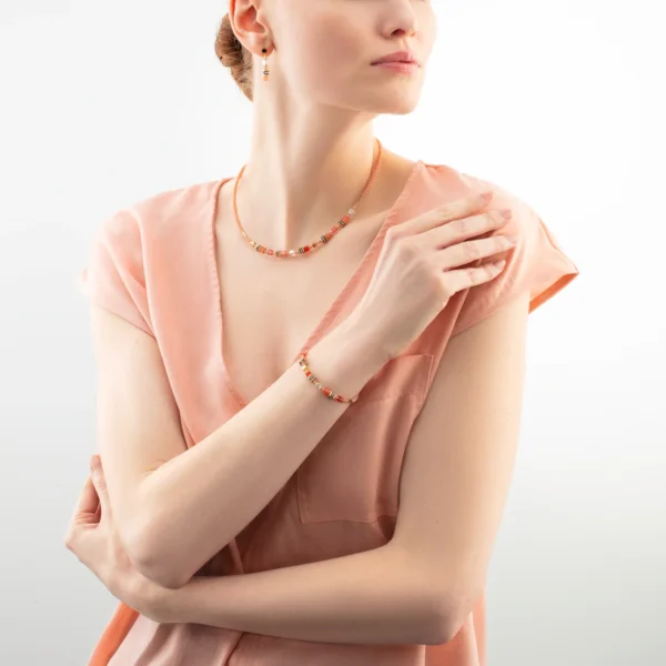 Model trägt das Armband Mini Cubes orange von Coeur de Lion – eleganter Schmuck als modisches Highlight am Handgelenk.