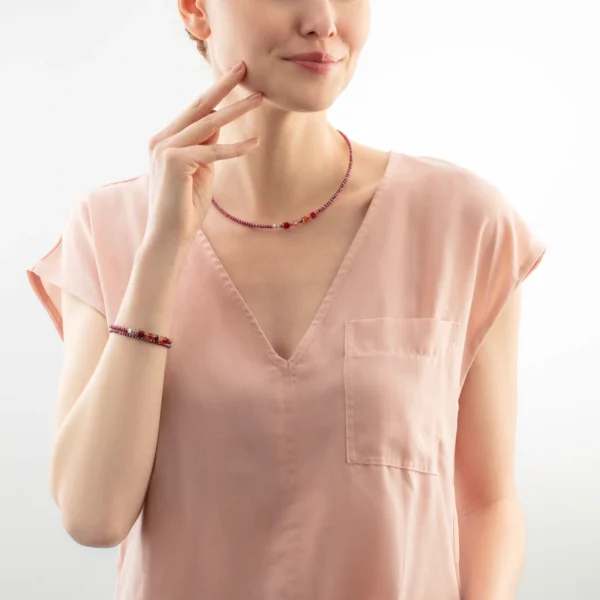 Modell trägt das Joyful Colours Update Armband in Silber und Rot von Coeur de Lion – stilvoll kombiniert.