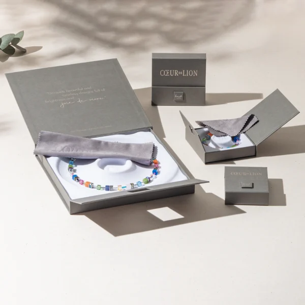 Elegante Verpackung für hochwertige Trauringe von COEUR DE LION – stilvoll präsentiert für Ihren besonderen Anlass.