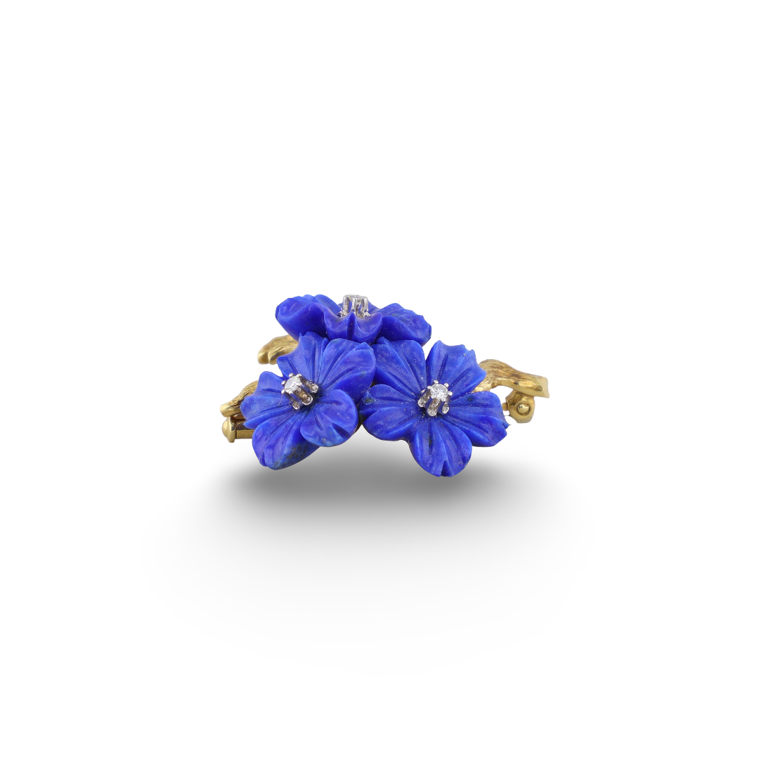 Brosche mit 3 Lapislazuli Blüten 2 Exklusive Brosche aus 750er Gelbgold mit drei Lapislazuli-Blüten und drei Brillanten aus dem Adam Vintage Schmuck Shop – einzigartiges Schmuckstück für besondere Anlässe.