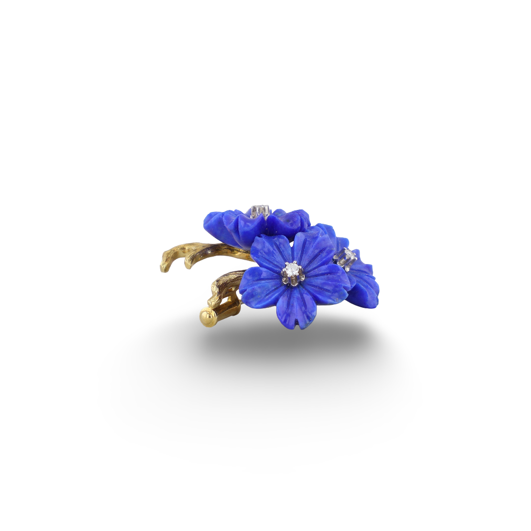 Brosche mit 3 Lapislazuli Blüten 3 Exklusive Brosche aus 750er Gelbgold mit drei Lapislazuli-Blüten und drei Brillanten aus dem Adam Vintage Schmuck Shop – einzigartiges Schmuckstück für besondere Anlässe.