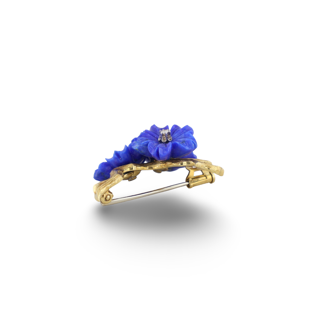 Brosche mit 3 Lapislazuli Blüten 4 Exklusive Brosche aus 750er Gelbgold mit drei Lapislazuli-Blüten und drei Brillanten aus dem Adam Vintage Schmuck Shop – einzigartiges Schmuckstück für besondere Anlässe.