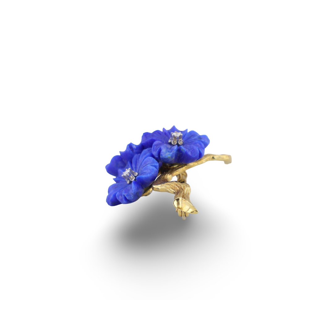 Brosche mit 3 Lapislazuli Blüten 5 Exklusive Brosche aus 750er Gelbgold mit drei Lapislazuli-Blüten und drei Brillanten aus dem Adam Vintage Schmuck Shop – einzigartiges Schmuckstück für besondere Anlässe.