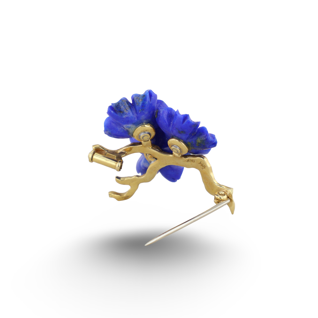 Brosche mit 3 Lapislazuli Blüten 6 Exklusive Brosche aus 750er Gelbgold mit drei Lapislazuli-Blüten und drei Brillanten aus dem Adam Vintage Schmuck Shop – einzigartiges Schmuckstück für besondere Anlässe.